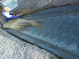 Application of a fire blanket onto a thatch roof